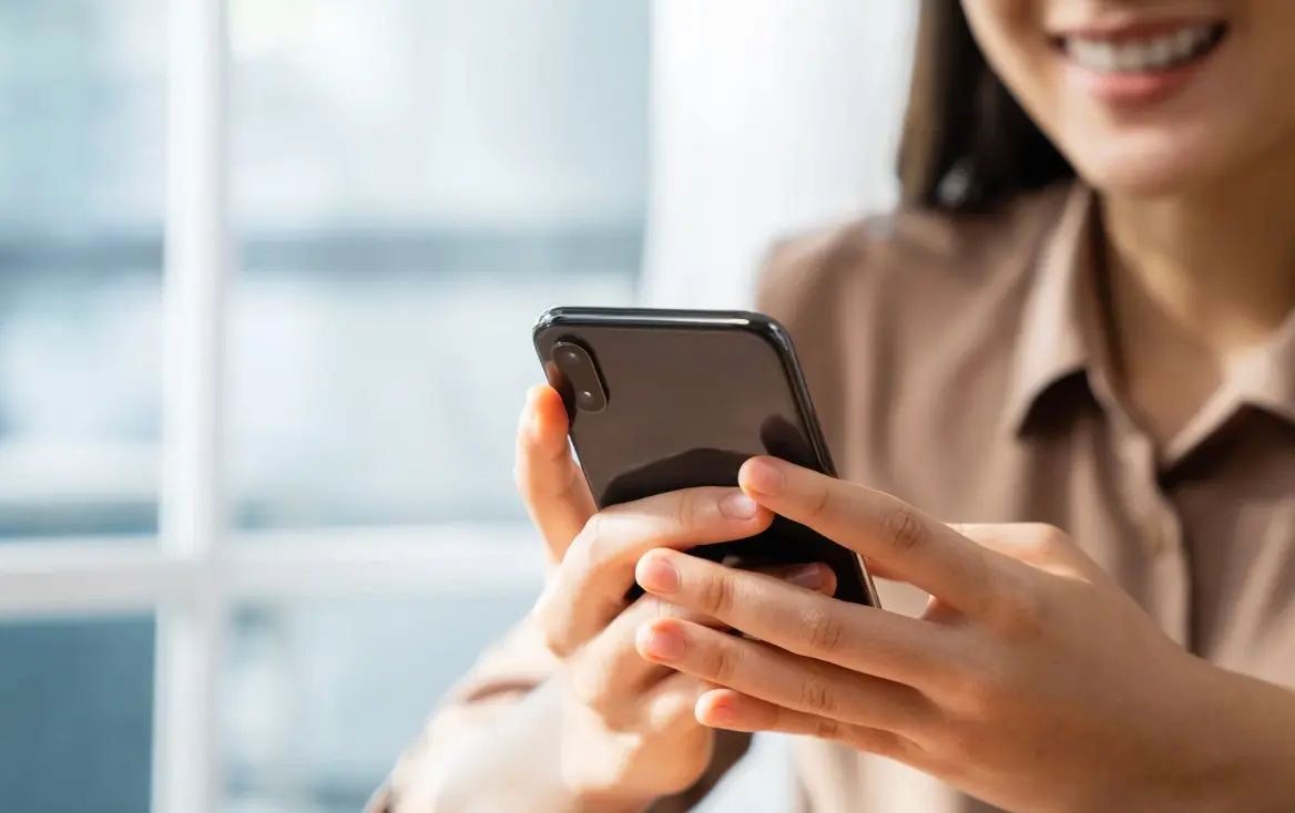 スマホを操作する女性