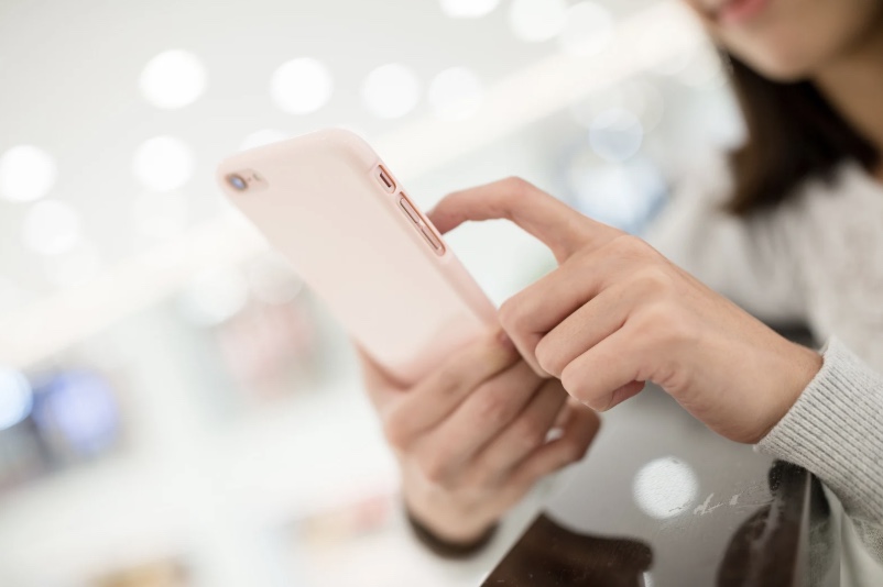 スマホを使う女性