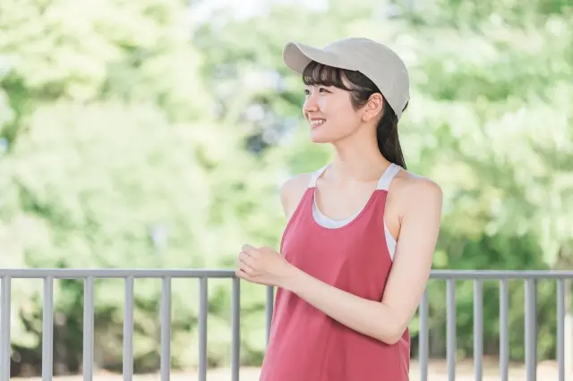 自然の中を散歩する女性