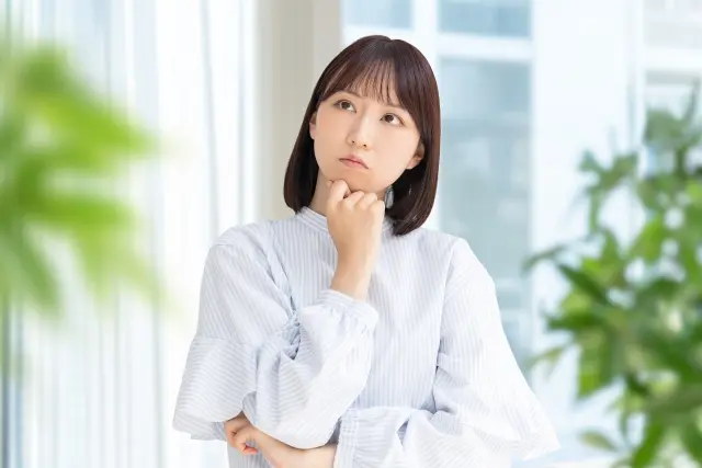 悩んでいる女性