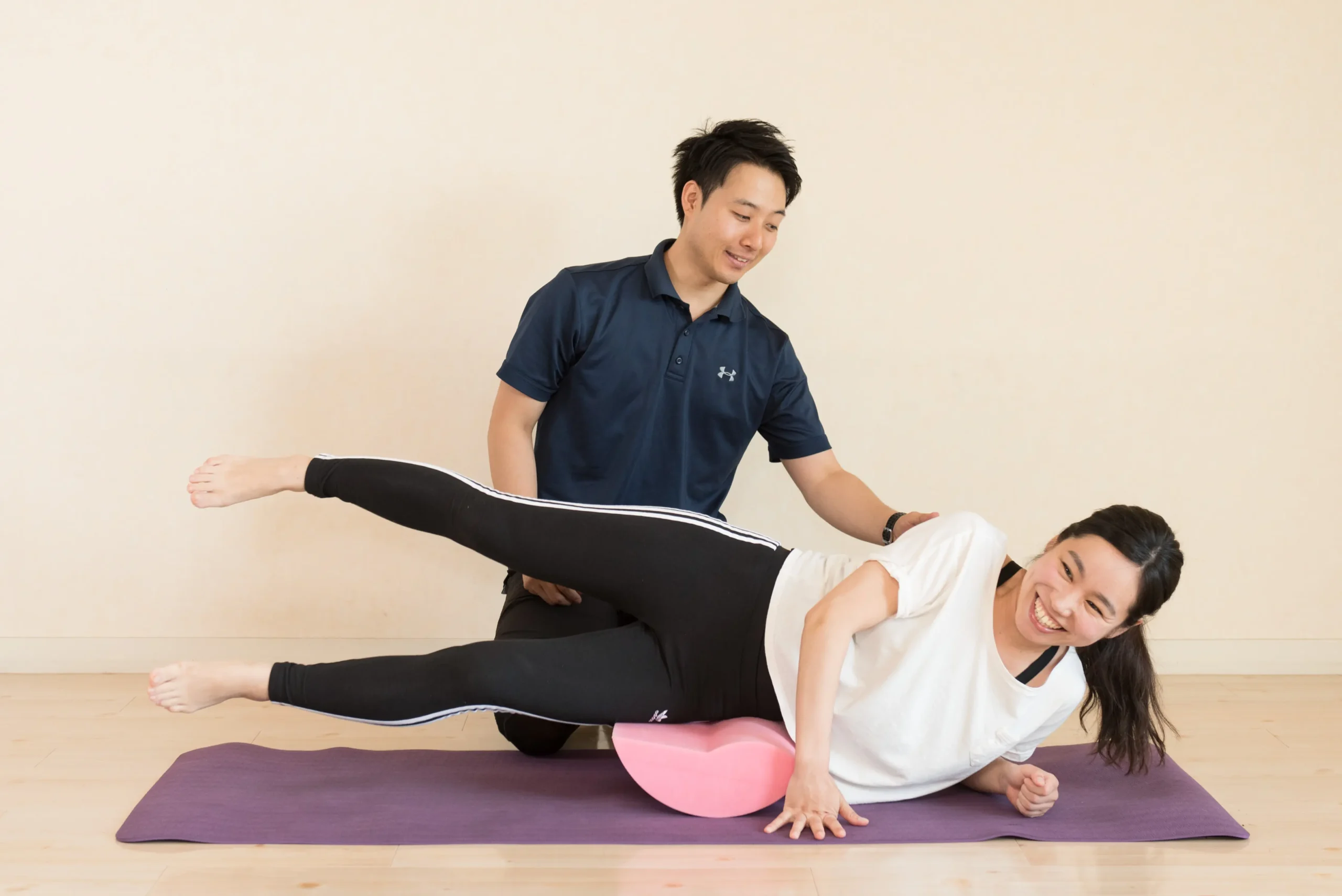女性が体験トレーニングを受けている様子