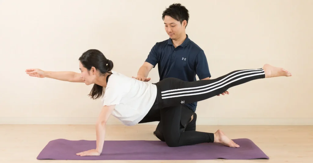 パーソナルトレーニングを受ける女性