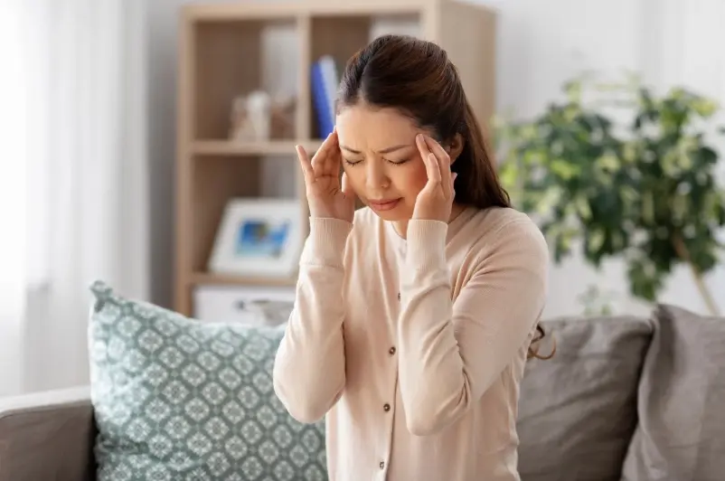 頭痛が辛い女性