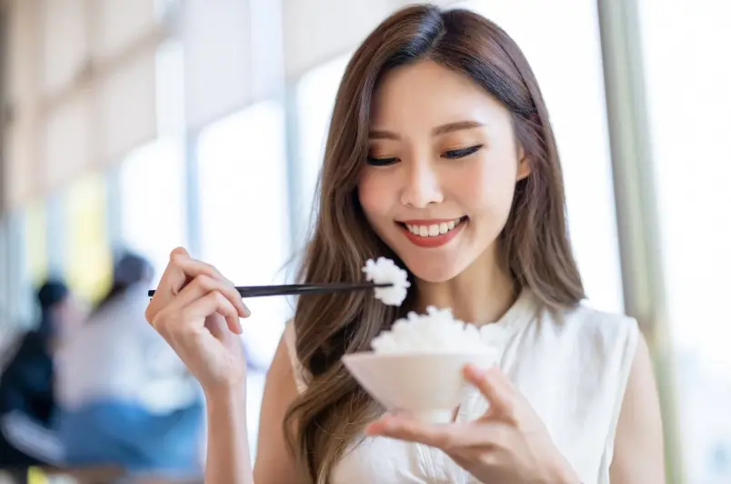 白米を食べる女性